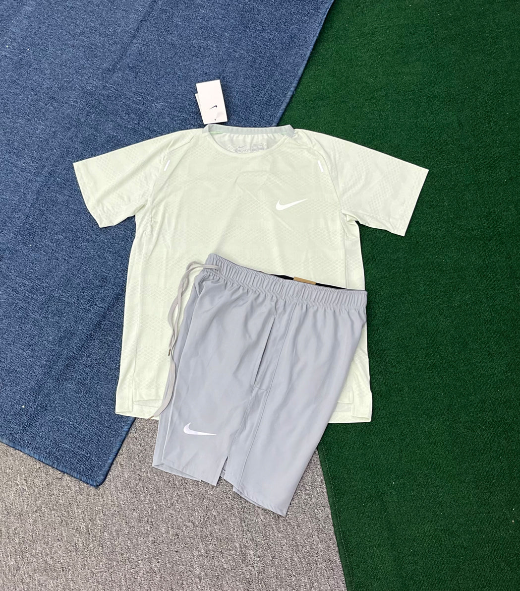 S332+218 Summer Men Sports Tracksuit Short Sleeve t Shirts Shorts 2 Pieces Round Neck Workout Gym Running Set Mens